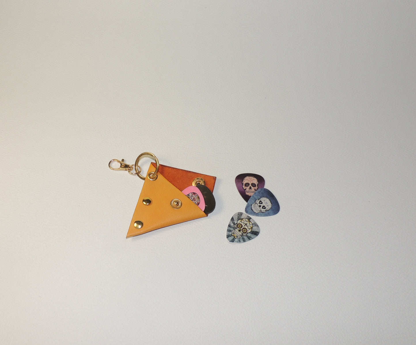 Étui en cuir pour médiator avec porte-clés