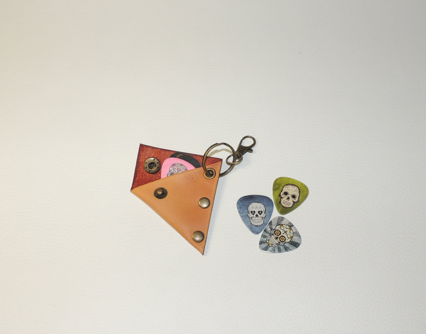Étui en cuir pour médiator avec porte-clés